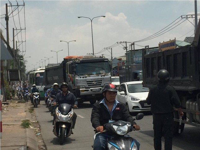 Chạy xe máy về nhà sau buổi học, nữ sinh bị xe tải cán chết ảnh 1