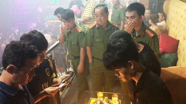 Bên trong quán bar Sài Gòn bị đột kích phát hiện dân chơi phê ma tuý ảnh 4