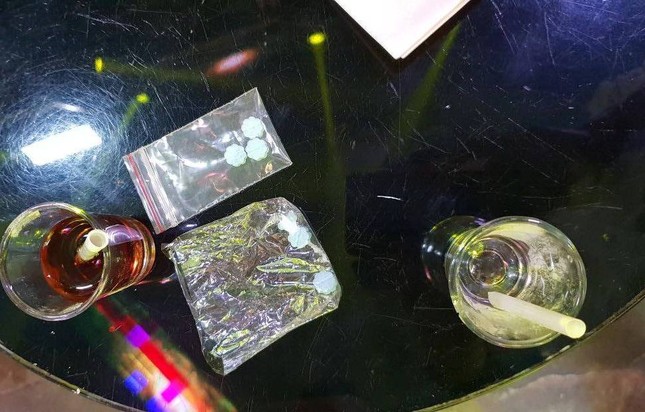 Cảnh sát đột kích quán bar, dân chơi Sài thành quăng ma tuý tháo chạy ảnh 1