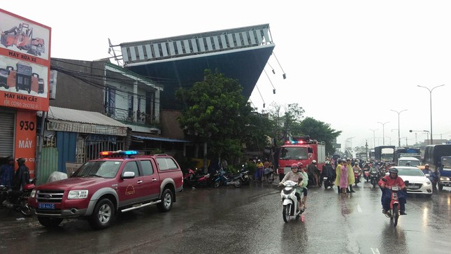 Biển quảng cáo 'khủng' đè nhiều nhà dân ở Sài Gòn ảnh 1