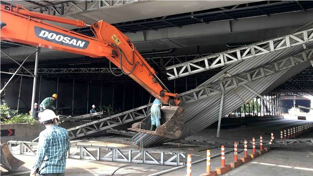 Tài xế xe tải kéo sập giàn giáo trước hầm Thủ Thiêm nói gì? ảnh 1