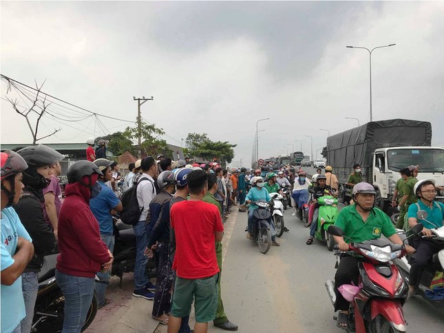 Xe tải tông 3 xe máy trên quốc lộ 1A, 2 người chết tại chỗ ảnh 1