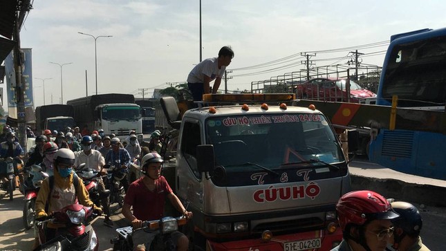 Xe khách leo 'cày nát' dải phân cách, quốc lộ 1A kẹt xe nghiêm trọng ảnh 2