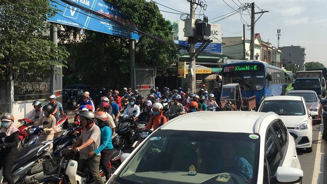 Xe khách leo 'cày nát' dải phân cách, quốc lộ 1A kẹt xe nghiêm trọng ảnh 1
