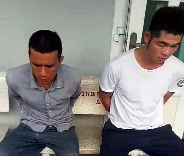 Hai thanh niên giật dây chuyền của người phụ nữ ngay trước cửa nhà ảnh 1