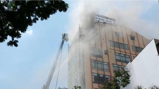 Lộ nguyên nhân cháy toà nhà ở trung tâm Sài Gòn ảnh 1