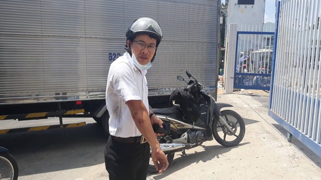 Nhớt loang cả trăm mét trên đường, nhiều xe ngã dúi dụi ảnh 1