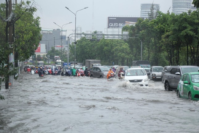 TPHCM thuê 'siêu máy bơm' chống ngập với giá hơn 14 tỷ đồng/năm ảnh 1