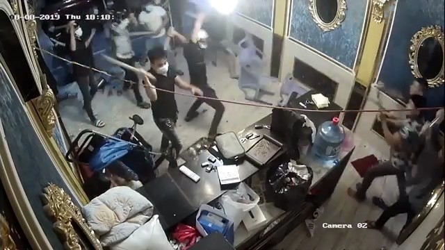 Hỗn chiến kinh hoàng, hàng chục côn đồ đập nát nhà hàng ở trung tâm Sài Gòn ảnh 1