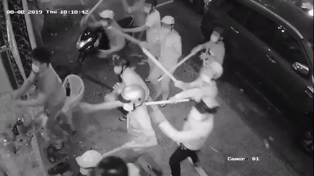 Hỗn chiến kinh hoàng, hàng chục côn đồ đập nát nhà hàng ở trung tâm Sài Gòn ảnh 2