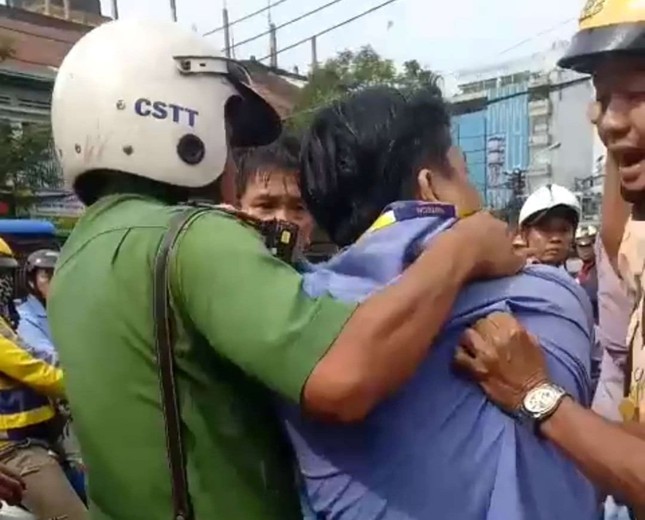 Tài xế xe buýt đâm trọng thương tài xế GrabBike ảnh 1