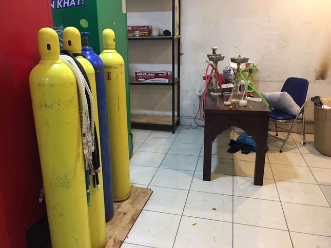 Công an đột kích quán bar nổi tiếng Sài Gòn, hàng trăm dân chơi tháo chạy ảnh 2