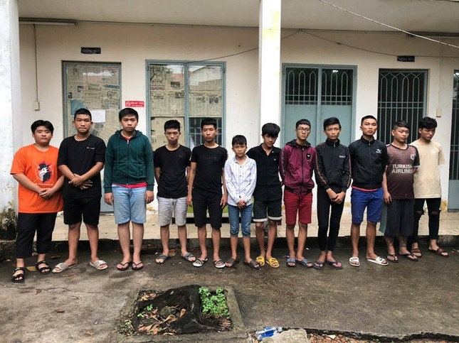 Hàng chục giang hồ nhí ‘huyết chiến’ bằng kiếm, mã tấu và bom xăng ở Sài Gòn ảnh 1