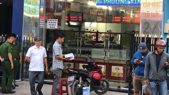 Bắt 2 tên cướp nổ súng táo tợn ở tiệm vàng Sài Gòn ảnh 1