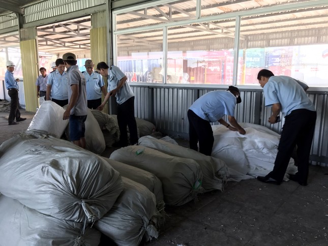 Ba container hàng Trung Quốc giả mạo nhãn mác Việt Nam để xuất sang Mỹ ảnh 1