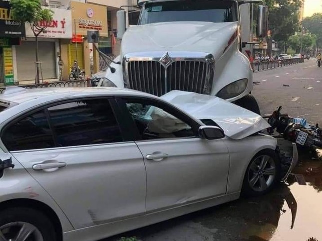 Xe container đại náo đường phố Sài Gòn, tông nát đầu 'xế hộp' BMW ảnh 1