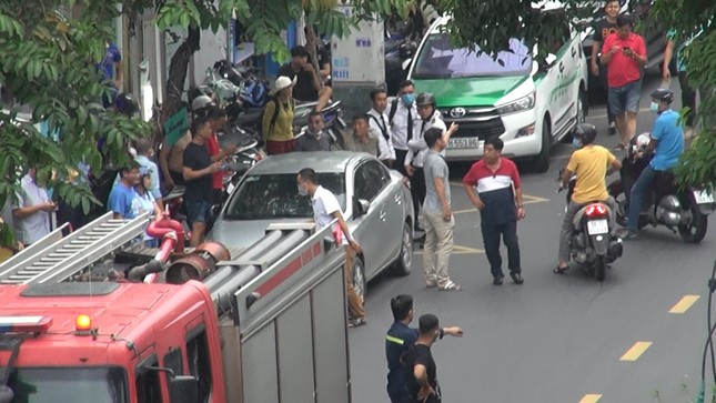 Một phụ nữ bịt mặt cướp chi nhánh ngân hàng ở Sài Gòn, lấy đi 2 tỷ đồng ảnh 2