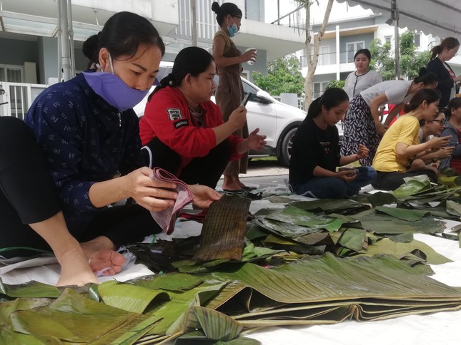 Người dân nhiều tỉnh thành ngày đêm 'gói yêu thương' gửi bà con miền Trung ảnh 7