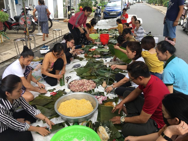 Người dân nhiều tỉnh thành ngày đêm 'gói yêu thương' gửi bà con miền Trung ảnh 12