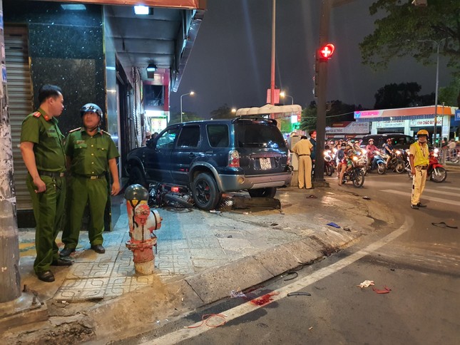 Ô tô 'điên' tông nhiều xe máy tại giao lộ rồi lao lên vỉa hè, 4 người bị thương ảnh 1