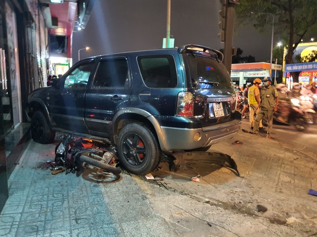 Ô tô 'điên' tông nhiều xe máy tại giao lộ rồi lao lên vỉa hè, 4 người bị thương ảnh 2