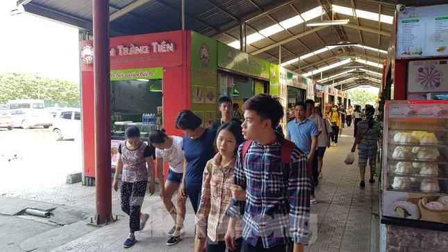 Người dân ùn ùn vào siêu thị mua sắm dịp nghỉ lễ ảnh 1