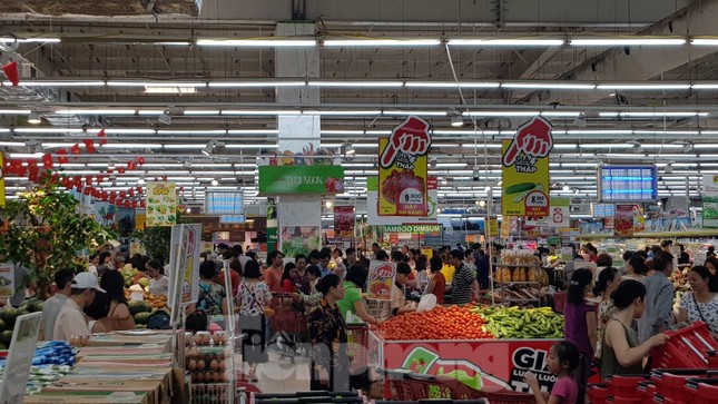 Người dân ùn ùn vào siêu thị mua sắm dịp nghỉ lễ ảnh 5