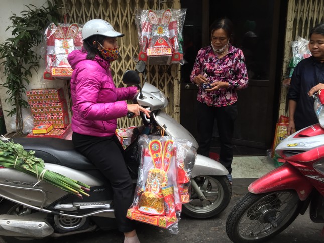 Ông Táo 'lên chầu sớm', nhiều loại 'cá lên mâm' cực đắt hàng ảnh 1