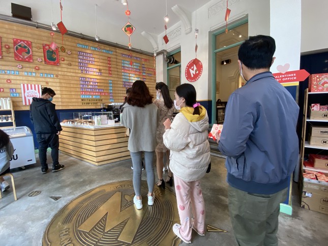 Xếp hàng dài mua quà, chi tiền triệu đặt tiệc Valentine ảnh 3