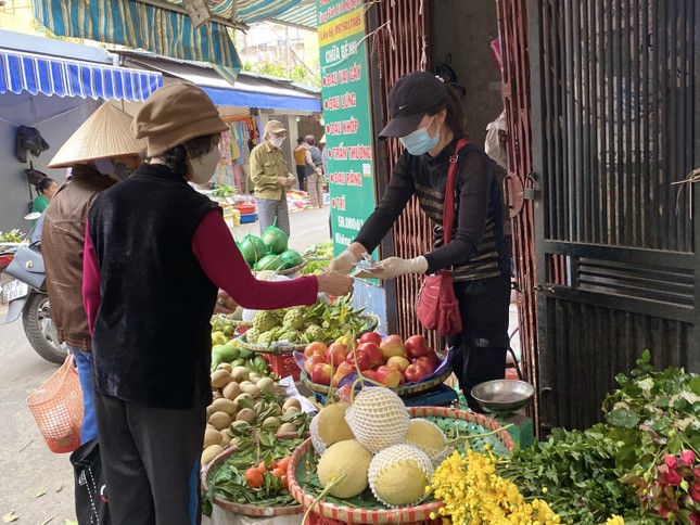 Mùng 1, hoa tươi giảm giá, dâu tây siêu rẻ ảnh 2