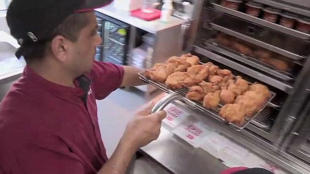 Cận cảnh quy trình 35 ngày đến bàn ăn của gà KFC ảnh 1