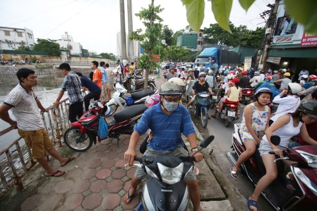 Người dân cất vó bắt cá sông Tô Lịch sau bão ảnh 2