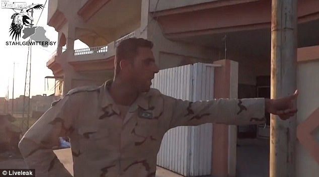 Binh sĩ Iraq liều mình cứu mạng cụ bà giữa làn đạn của IS ảnh 5
