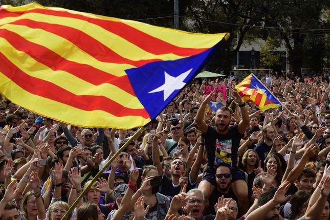 Thế giới tuần qua: Xả súng đẫm máu tại Mỹ, Catalonia đòi li khai ảnh 2