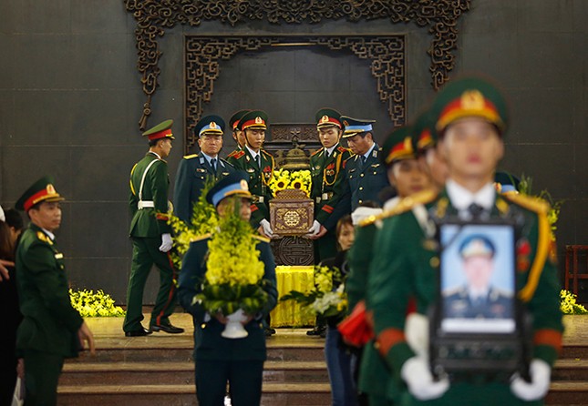 Tiễn biệt phi công Nguyễn Thành Trung: Nước mắt người ở lại ảnh 13
