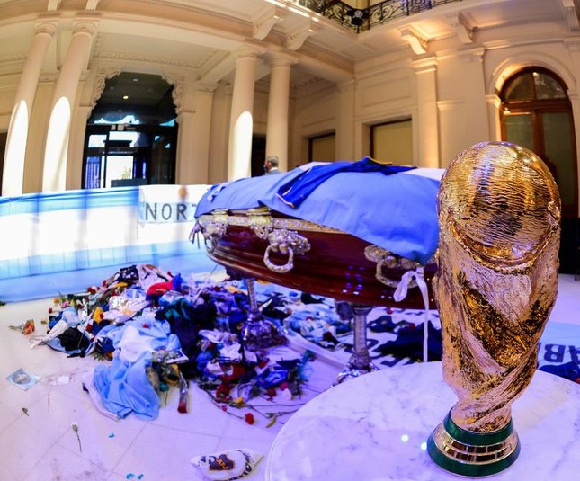 Người hâm mộ đụng độ cảnh sát tại tang lễ huyền thoại Maradona ảnh 8
