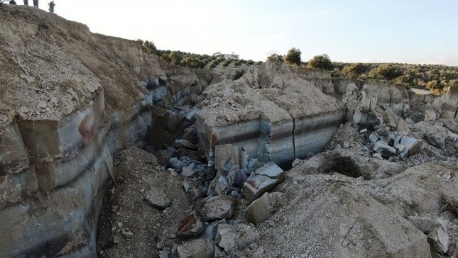 Động đất Thổ Nhĩ Kỳ: Hãi hùng vết nứt dài 300m, sâu 40m xuất hiện giữa vườn ô liu ảnh 5