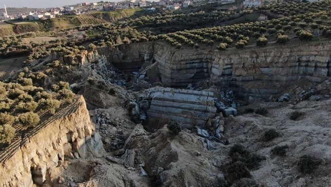 Động đất Thổ Nhĩ Kỳ: Hãi hùng vết nứt dài 300m, sâu 40m xuất hiện giữa vườn ô liu ảnh 3