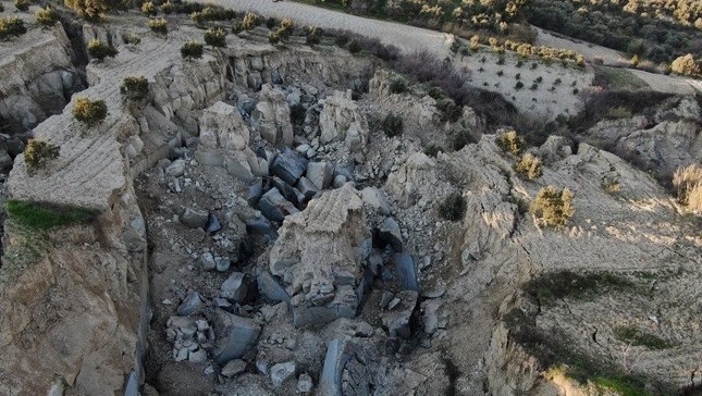 Động đất Thổ Nhĩ Kỳ: Hãi hùng vết nứt dài 300m, sâu 40m xuất hiện giữa vườn ô liu ảnh 2