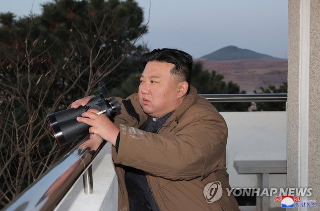 Chủ tịch Triều Tiên Kim Jong-un đưa con gái đi xem phóng tên lửa ICBM ảnh 1