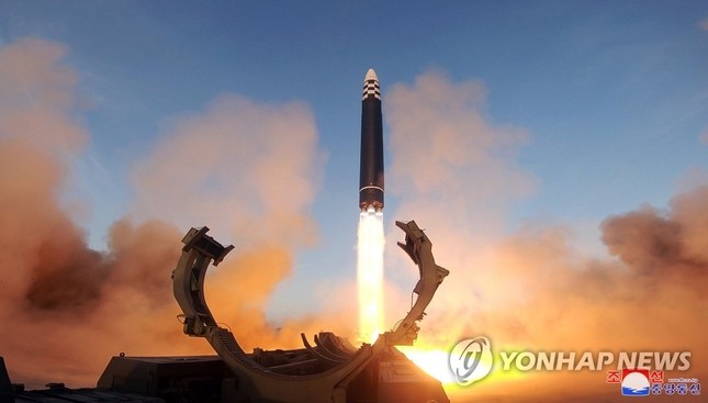 Chủ tịch Triều Tiên Kim Jong-un đưa con gái đi xem phóng tên lửa ICBM ảnh 3