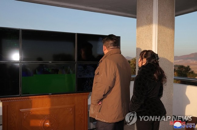 Chủ tịch Triều Tiên Kim Jong-un đưa con gái đi xem phóng tên lửa ICBM ảnh 2