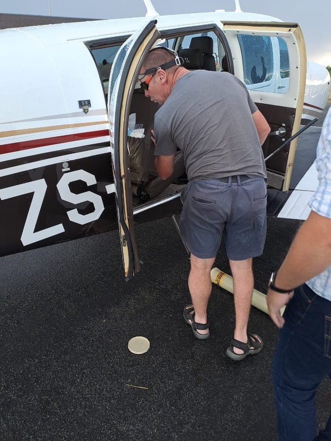 Nam Phi: Máy bay hạ cánh khẩn cấp vì rắn hổ mang bò lên ghế phi công - Ảnh 1.