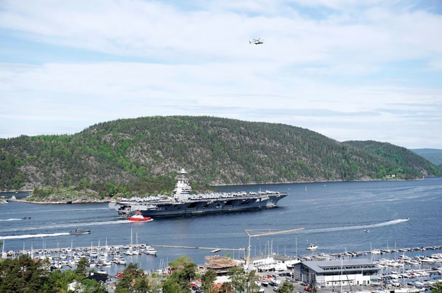 Tàu sân bay lớn nhất thế giới đến Na Uy, phô trương sức mạnh của NATO - Ảnh 3.