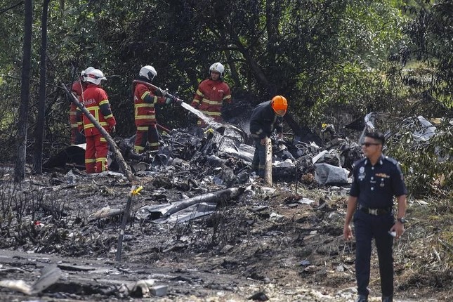 Máy bay lao xuống đường ở Malaysia, 10 người thiệt mạng ảnh 1
