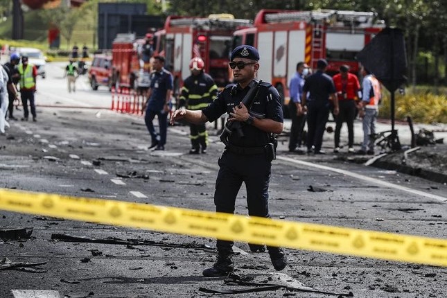 Máy bay lao xuống đường ở Malaysia, 10 người thiệt mạng ảnh 2