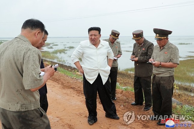 Ông Kim Jong-un thị sát vùng lũ lụt, chỉ trích các quan chức cấp cao 'vô trách nhiệm' ảnh 3