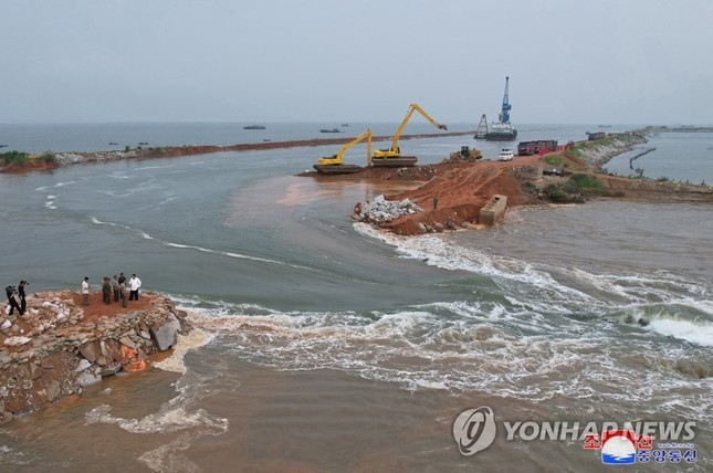 Ông Kim Jong-un thị sát vùng lũ lụt, chỉ trích các quan chức cấp cao 'vô trách nhiệm' ảnh 1