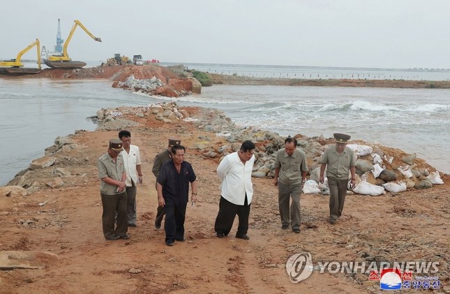 Ông Kim Jong-un thị sát vùng lũ lụt, chỉ trích các quan chức cấp cao 'vô trách nhiệm' ảnh 2