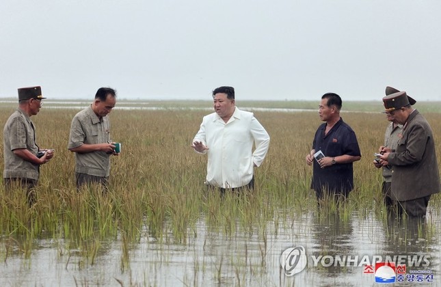 Ông Kim Jong-un thị sát vùng lũ lụt, chỉ trích các quan chức cấp cao 'vô trách nhiệm' ảnh 5